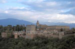 Die Alhambra mit den Bergen der Sierra Nevada