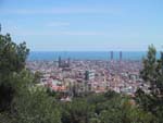 Vue panoramique sur Barcelone amplement anglée du sommet du parc Güell