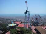 Le parc d'attraction Tibidabo avec la panoramique de la ville de Barcelone