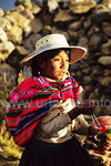 Ein junges bolivianisches Mädchen mit farbenprächtigem Umhang.