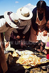 ie Huatia, eine traditionelle Kochmethode, bei der das Essen in einem Erdloch gegarrt wird.