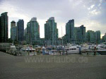 Bootshafen Vancouver: Ein beschaulicher Yacht-Hafen vor der polierten Skyline Vancouvers.