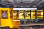 Einfahrende U-Bahn an der Station Oktogon