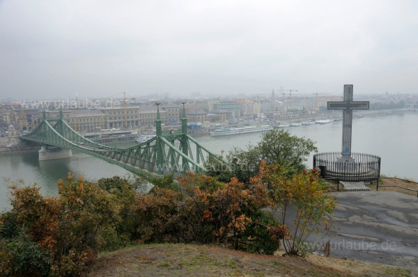 Blick vom Gellértberg auf die Freiheitsbrücke