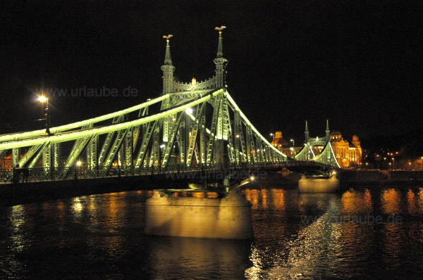 Die Freiheitsbrücke bei nächtlicher Beleuchtung