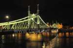 Die Freiheitsbr&uuml;cke bei n&auml;chtlicher Beleuchtung