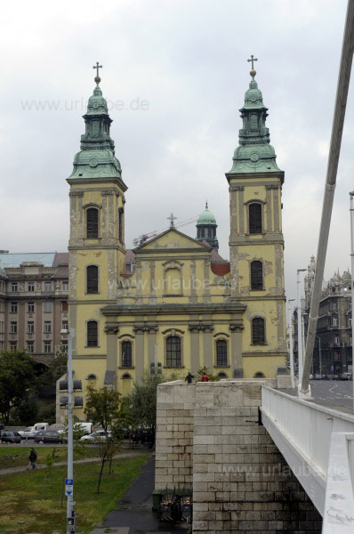 Innerstädtische Pfarrkirche neben der Rampe der Elisabethbrücke