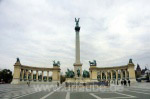 Heldenplatz mit S&auml;ule und Kolonnaden