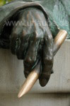 Hand mit Feder des Anonymus