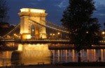 Die Kettenbr&uuml;cke bei Nacht