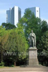 Das Schiller-Denkmal mit den Hochhäusern der deutschen Bank