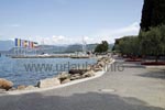 Südliche Uferpromenade mit Blick auf den Hafen von Cisano