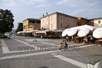 Hafenpromenade von Cisano mit Restaurants