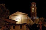 Nachts wird die Kirche San Benedetto hell erleuchtet.