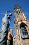 Turm des Mahnmals St. Nikolai und Skulptur Erden Engel