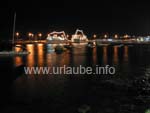 Der Hafen von Playa Blanca bei Nacht