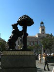 Das Wahrzeichen des Zentrums: Der Bär mit dem Erdbeerbaum bei der Puerta del Sol