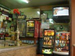 Eine kleine Bar im Viertel Malasaa