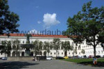 Die Ludwig-Maximilian-Universität mit einem der Schalenbrunnen