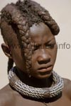 Himbamädchen mit typischer Frisur