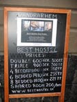 Panneau avec les prix de Best Hostel Old Town