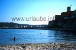 Strand von Antibes mit der Burg im Hintergrund
