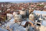 Vue sur les coupoles de la basilique et la vieille ville de Venise de la tour de Campanile