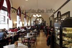 Die Wiener Cafés scheinen noch aus Omas Zeiten zu stammen und schaffen so eine ganz besondere Gemütlichkeit.