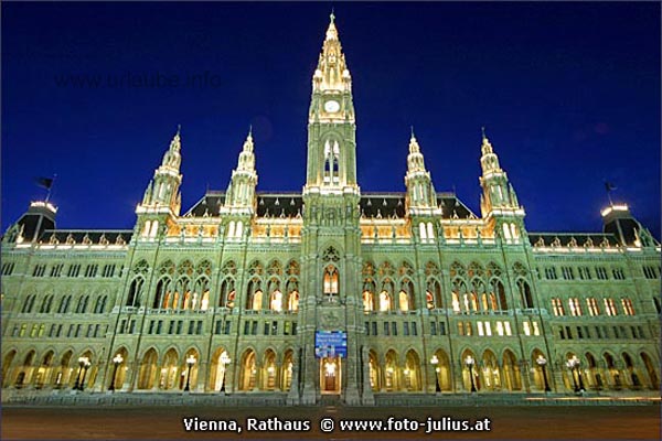 Die beeindruckende Frontfassade des Wiener Rathauses liegt unmittelbar gegenüber des Burgtheaters.