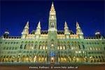 Die beeindruckende Frontfassade des Wiener Rathauses liegt unmittelbar gegen&uuml;ber des Burgtheaters.