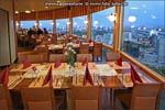 Im Caf&eacute; und Restaurant des Donauturms bekommt man wiener Spezialit&auml;ten serviert.