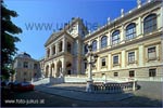 Das neue Geb&auml;ude der Wiener Universit&auml;t liegt an der Ringstra&szlig;e nahe der Votivkirche.