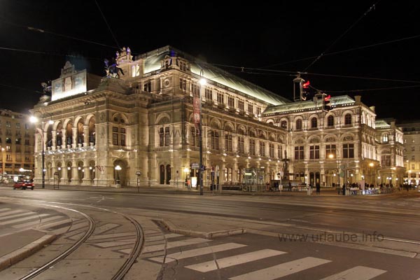 Die Wiener Staatsoper bei Nacht