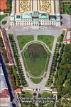 Aus der Luft betrachtet erkennt man die Anordnung der beiden Schl&ouml;sser Belvedere, die mit der reich verzierten Gartenanlage eine architektonische Meisterleistung ergeben.