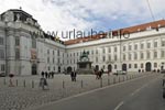 Der eher schmucklose Josefsplatz l&auml;sst kaum erahnen, dass man vor einem der sch&ouml;nsten Bibliothekss&auml;le der Welt steht.
