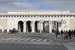 Von der Ringstra&szlig;e f&uuml;hrt der Weg zur Hofburg durch das Burgtor.