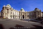 Am Michaelerplatz steht man vor dem Eingangsbereich zum &auml;lteren Teil der Hofburg.