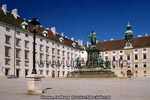 Im Inneren Burghof weist Kaiser Franz den Weg zur Schatzkammer.