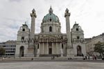 Vor der stimmungsvollen Kulisse der Karlskirche kann man am gleichnamigen Karlsplatz angenehm auf B&auml;nken verweilen