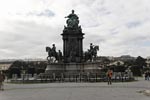 Auf dem Platz vor den beiden Museen thront &uuml;berlebensgro&szlig; Maria Theresia.