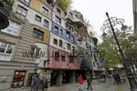 Das Hundertwasserhaus in der Kegelgasse in Wien ist eine Wohnanlage, die man nur von au&szlig;en besichtigen kann.