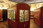 Before accessing one of the gondolas of the big wheel, in mny mini-gondolas, the history of Vienna is inscened.