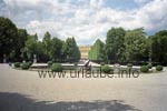 &Uuml;berall im Schlosspark von Sch&ouml;nbrunn findet man sch&ouml;n gepflegte Wege mit Brunnen oder B&auml;nken zum Ausruhen.