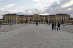 Das Gelb der Vorderseite von Schloss Sch&ouml;nbrunn ist bei bew&ouml;lktem Wetter nicht so strahlend.