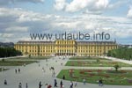 Bei Sonnenschein erstrahlt die Rückseite von Schloss Schönbrunn in vollem Glanz
