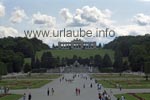 Vom Schloss aus hat man einen weiten Blick in den sch&ouml;n angelegten Schlosspark und die gegen&uuml;berliegende Gloriette.