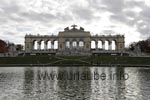 Erst auf dem H&uuml;gel entdeckt man einen kleinen angelegten Teich vor der Gloriette.