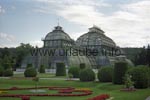 Die Glaskonstruktion des Palmenhauses bietet einen futuristischen Kontrast zu Schloss Sch&ouml;nbrunn.