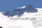 Das mit der Bahn erreichbare Jungfraujoch zwischen Jungfrau und Mönch, vom Eggishorn aus aufgenommen