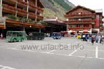 Bahnhofsplatz von Zermatt; man beachte die kleinen Elektroautos